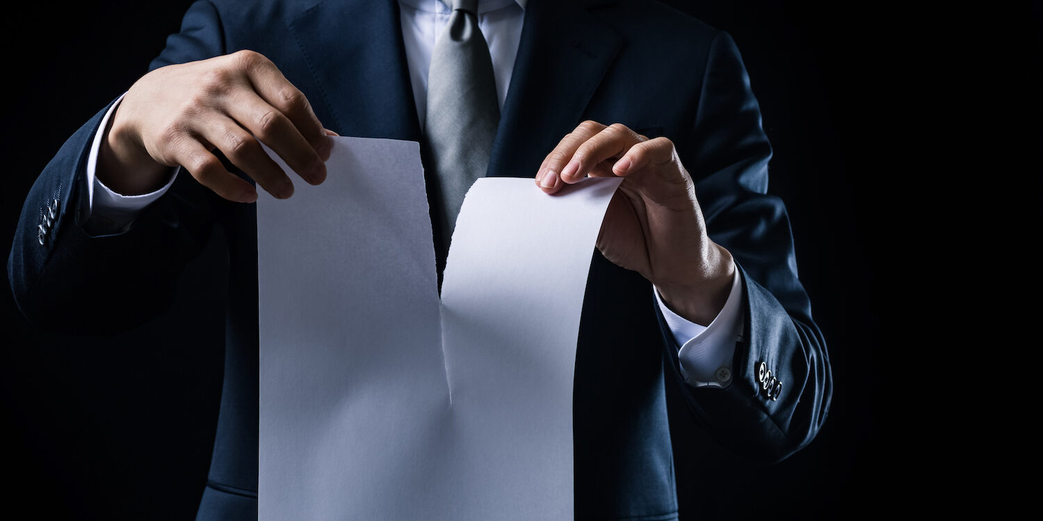 白紙の紙を破るビジネスマン