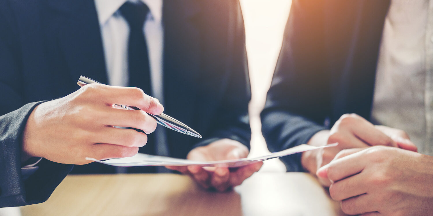 Business people Meeting negotiating a contract between two colleagues mandat d'intérêt commun