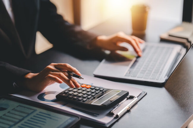 Portrait of a woman working on a tablet computer in a modern office. Make an account analysis report. real estate investment information financial and tax system concepts Régime fiscal Agent Commercial Immobilier