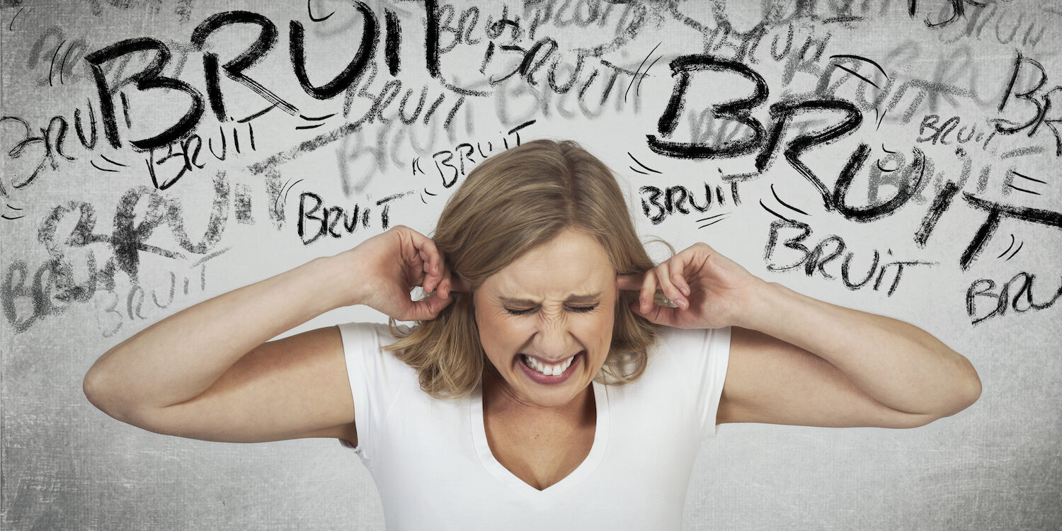 femme perturbée par bruit du voisinage trouble de voisinage
