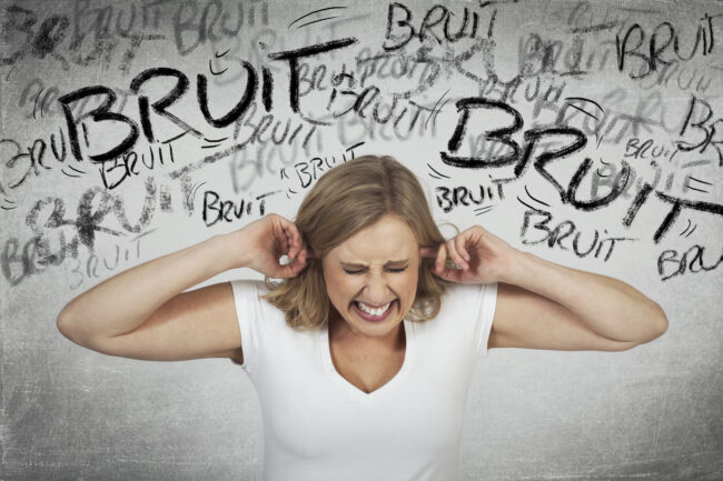 femme perturbée par bruit du voisinage trouble de voisinage