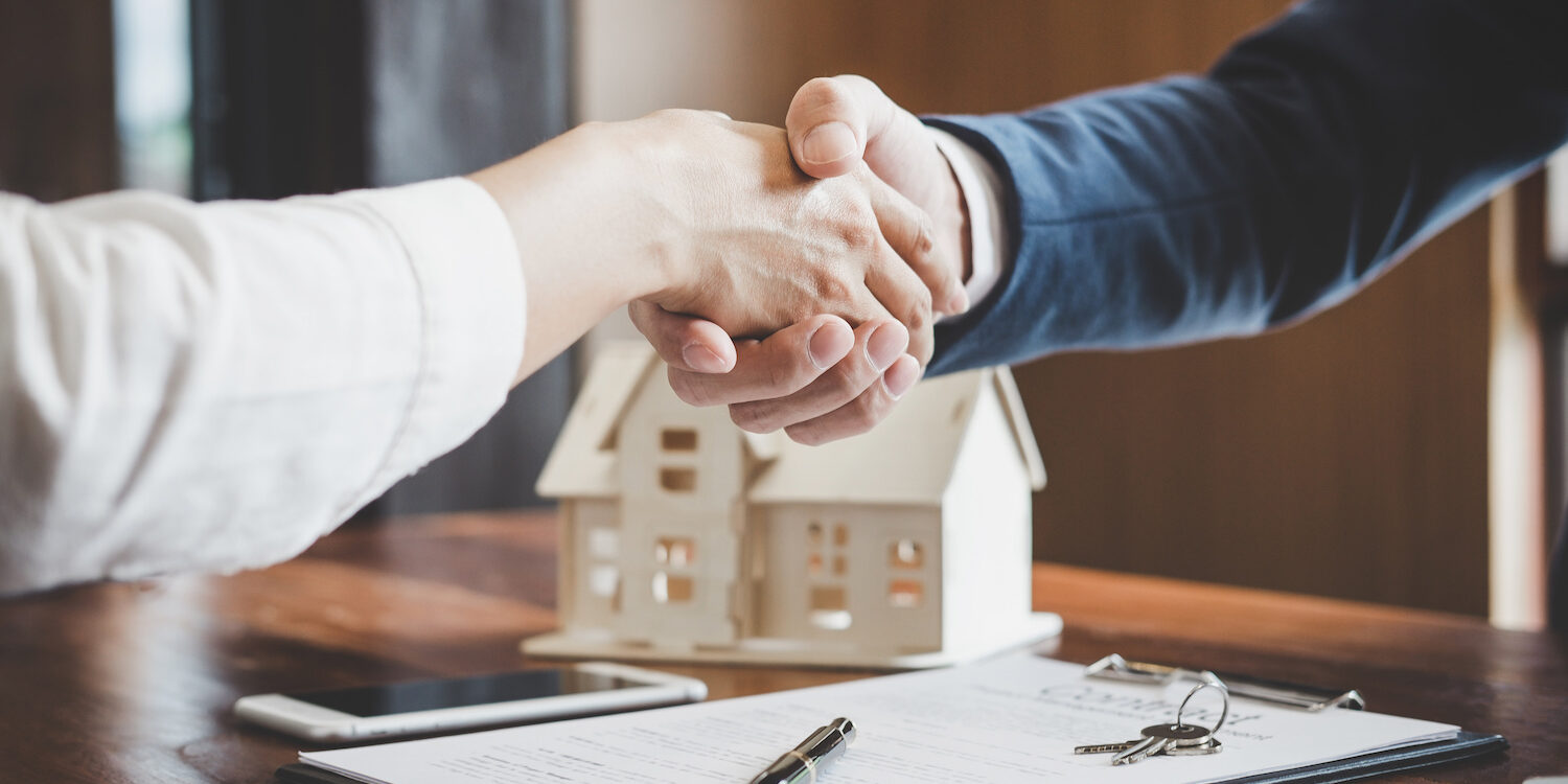 Real estate agent and customers shaking hands together celebrating finished contract after about home insurance and investment loan, handshake and successful deal Apporteur d'affaires
