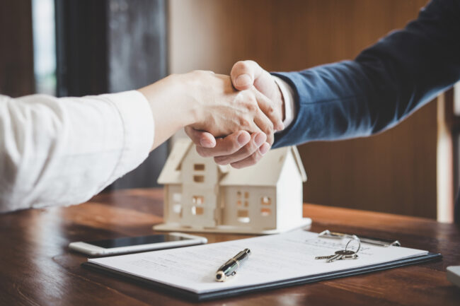 Real estate agent and customers shaking hands together celebrating finished contract after about home insurance and investment loan, handshake and successful deal Apporteur d'affaires