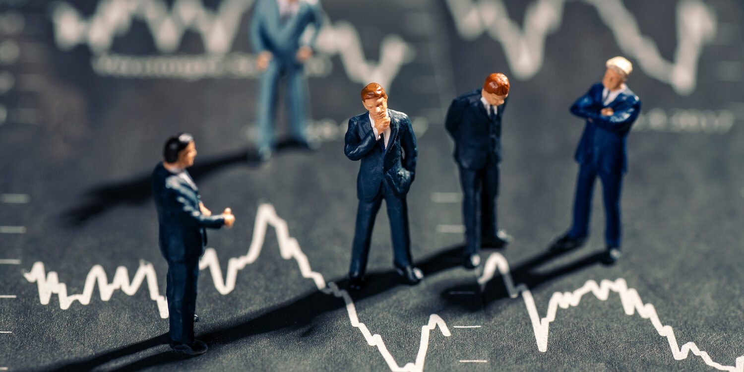 Businessmen and falling stock prices Agent commercial en immobilier honoraires